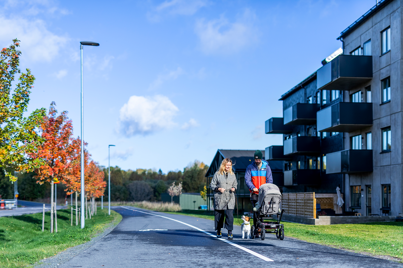 Par med barnvagn promenerar